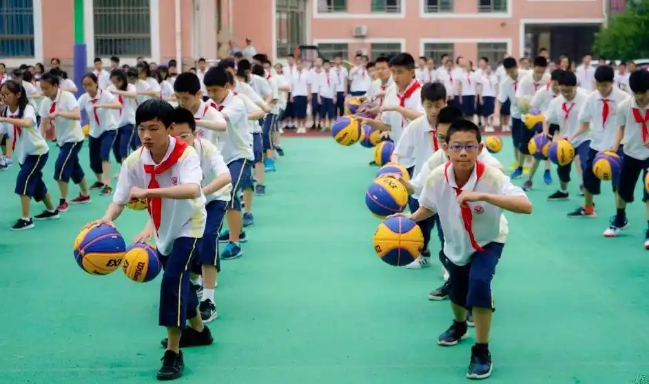 自从有了多多课这所学校的学生都爱上了体育课