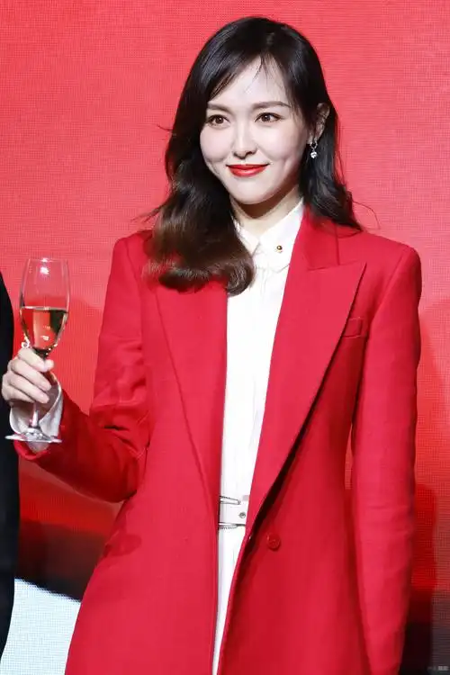 唐嫣红西装衬肤白短裙秀修长美腿