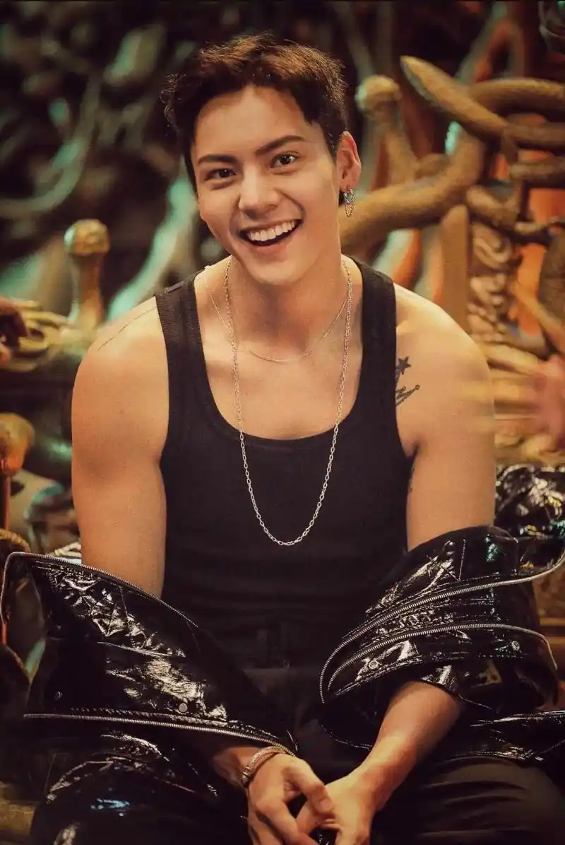 陈伟霆 #迷人的眼睛 #魅惑 #西装杀 #暴击你的心脏 - 抖音