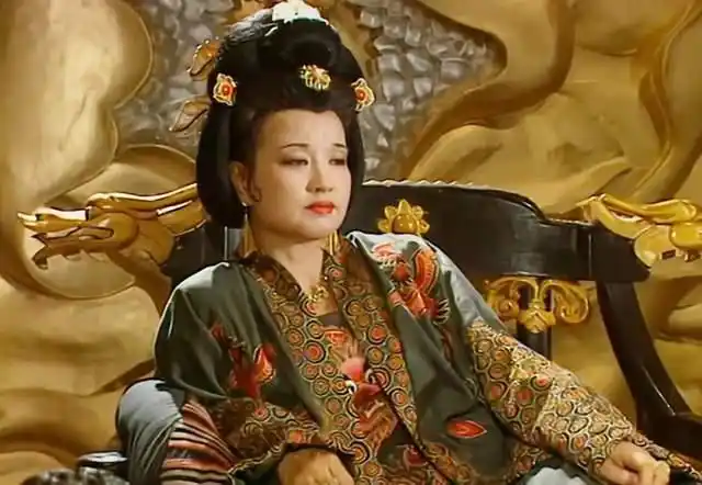 同样演武则天,刘晓庆和潘迎紫是如何做到平分秋色的?