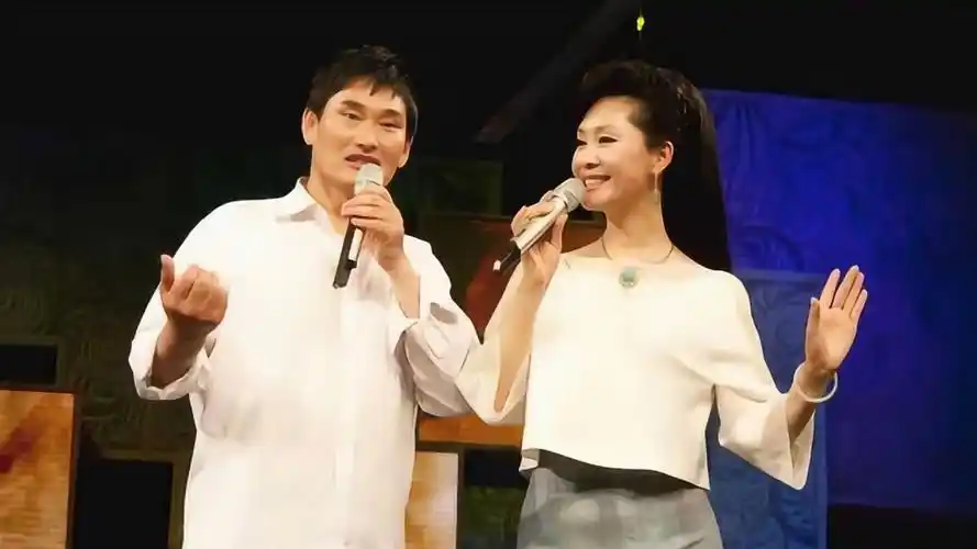 朱之文太大胆了,节目中搂着于文华的腰唱《牧羊曲》,太不害臊