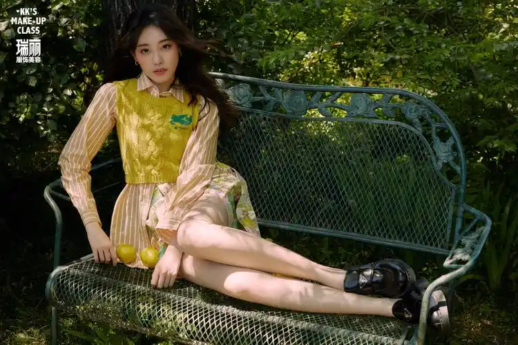 祝绪丹杂志美妆大片曝光 夏日林间漫步少女感十足