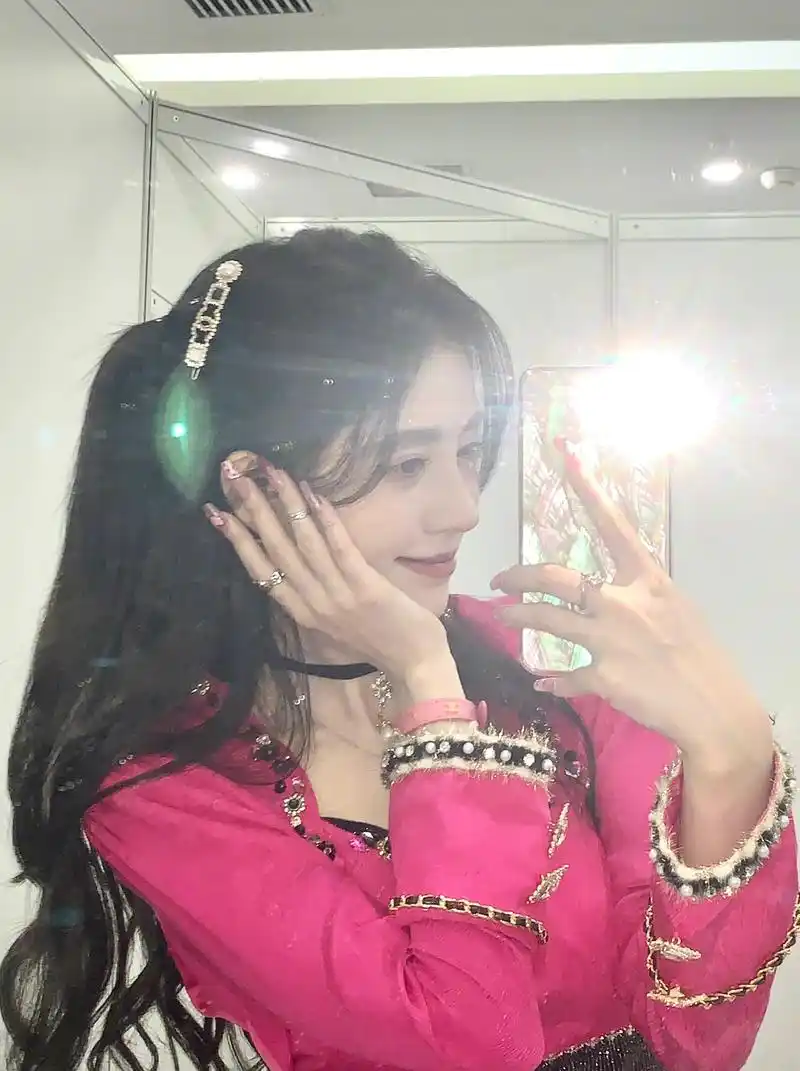 鞠婧祎晒春日自拍,赛博眼镜好吸睛