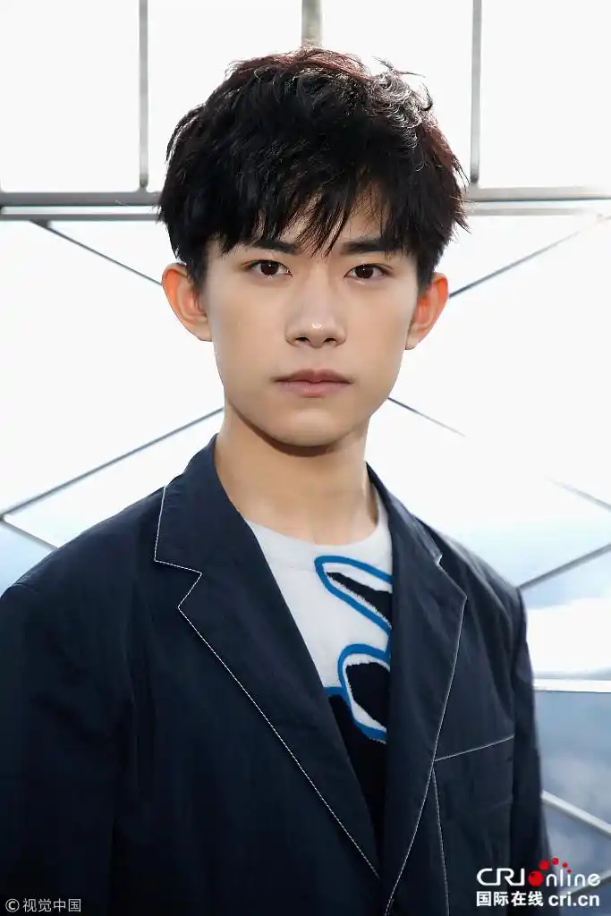 美少年易烊千玺帅气十足 格莱美后登顶帝国大厦[1]- 中国日报网