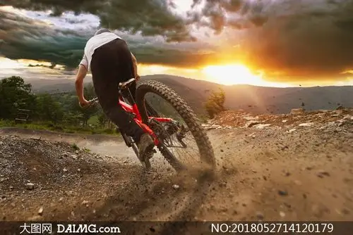 骑着山地车的车手人物摄影高清图片