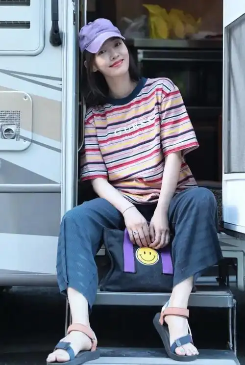 37岁白百何晒近照百元t恤配拖鞋造型似大妈靠气质撑起全身