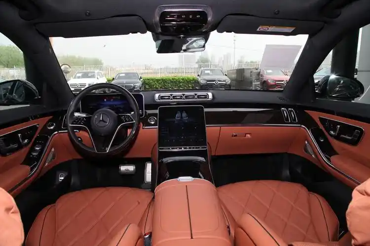 迈巴赫s级内饰后排动力