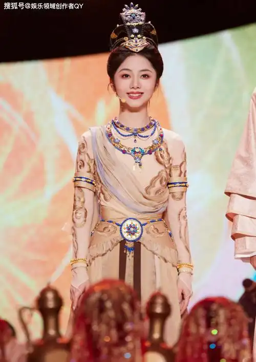 谭松韵湖南卫视春晚跳起胡旋舞太惊艳,网友纷纷赞叹:宝宝好美