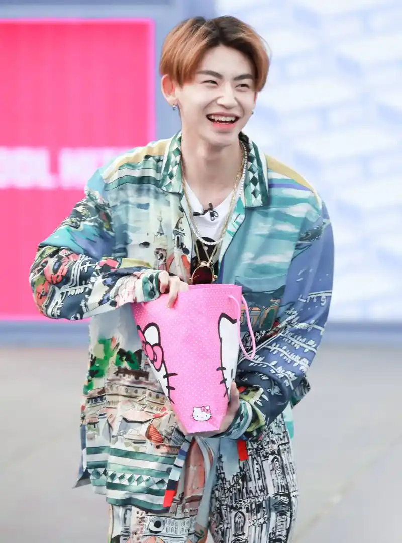 小鬼太宠粉了吧,亲自给粉丝发糖果呢,拍照的动作也别具一格