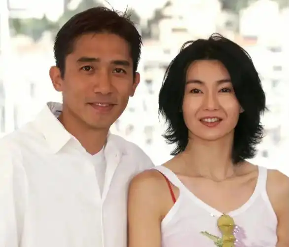 当年的张曼玉梁朝伟站在一起还挺有cp感