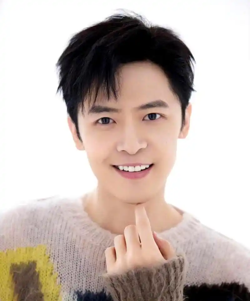 付辛博出道16周年,晒出帅照展现清爽大男生形象,虽然已经当了爸爸,但