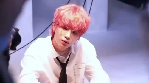 黄明昊樱花粉发色也太韩了!小贾太好看了