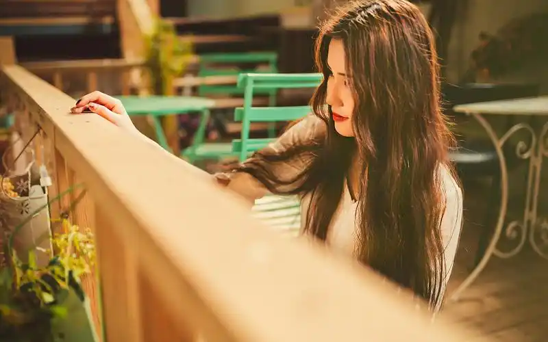 成熟性感的文艺气质美女居家写真