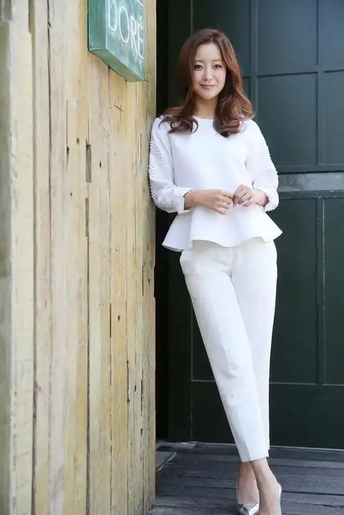 金喜善喝个下午茶都好精致,一身白色穿搭配长卷发,贵妇范儿十足