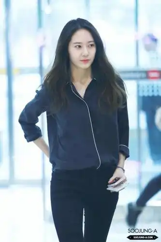 郑秀晶穿睡衣超时髦,范冰冰穿着却像病号服,丑哭