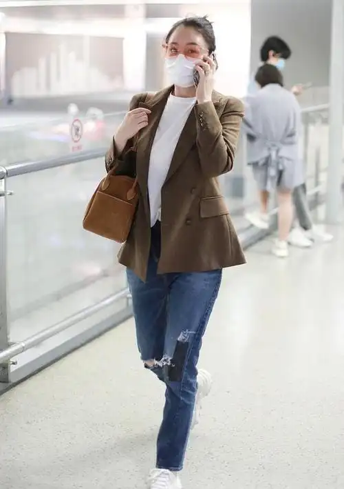 李小冉罕见炫富走机场秀鸽子蛋大钻戒太亮眼衣品演技双top