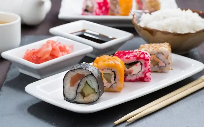 寿司4.用刀切去面包的边缘,沿着面包的对角线切两刀.