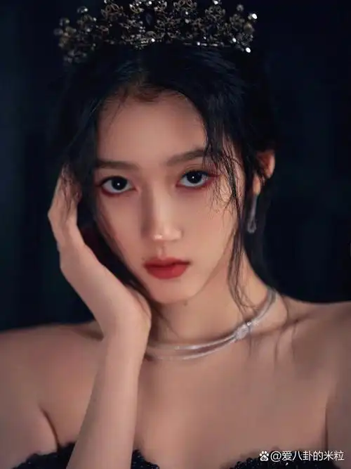 明星写真014 【关晓彤】 参考元素: 女王 皇冠 权杖