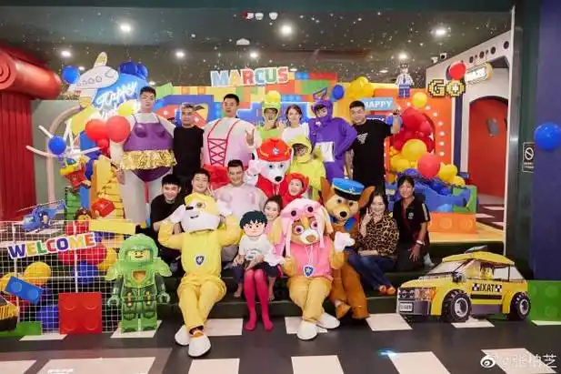 张柏芝公开三胎爱子正面照?与混血宝宝同框出镜,五官精致超帅气