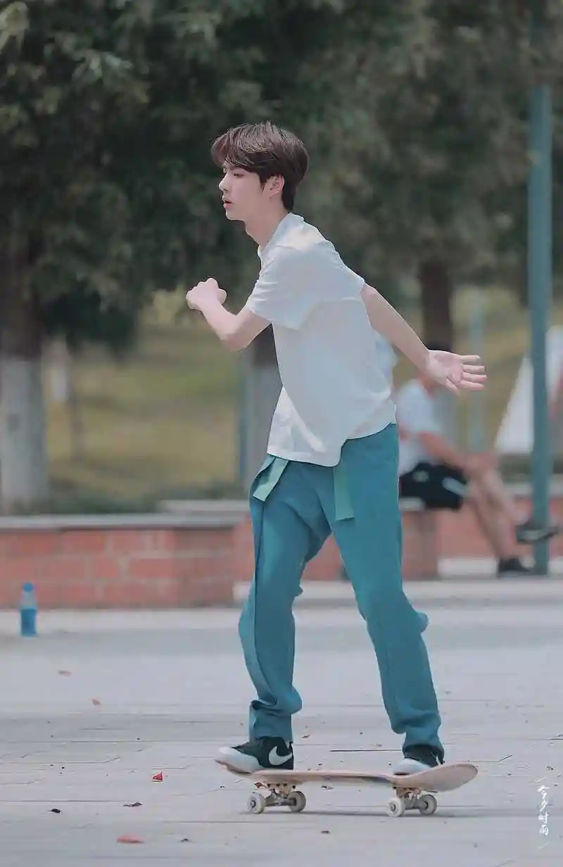 原创王一博优酷代言蓝色挑染发色,加盟湖南卫视《2021毕业礼》!