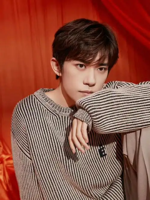 易烊千玺毛衣造型