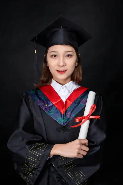 大学生穿学士服棚拍毕业照动作形象展示