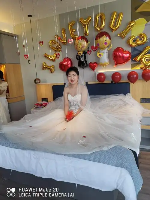 这是外甥女身穿婚纱在宾馆坐床,等待新郎的求婚,后去婚礼典礼现场!