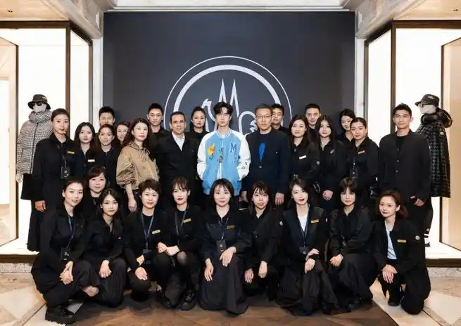 王一博2023部分合照存图#王一博#  p1热烈杀青照是23年2月收图  p18