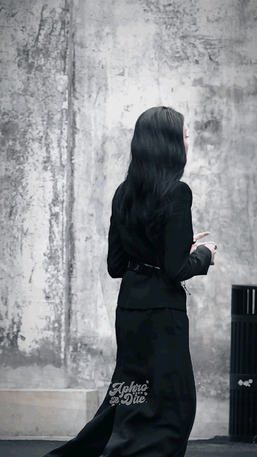 这个回眸也得更新在那个二维码上了    #迪丽热巴御姐回眸##御姐风的