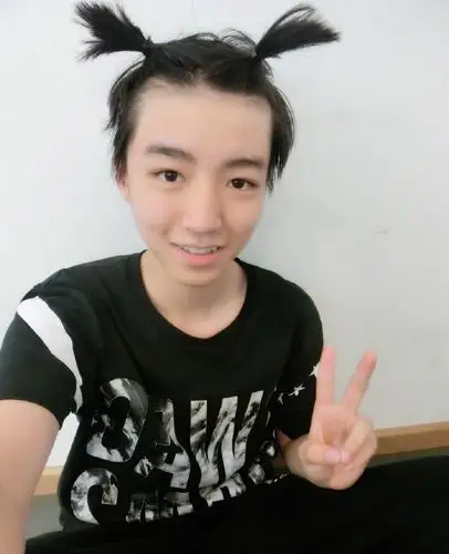 tfboys晒合照露脑门拼颜值 王俊凯扎俩小辫