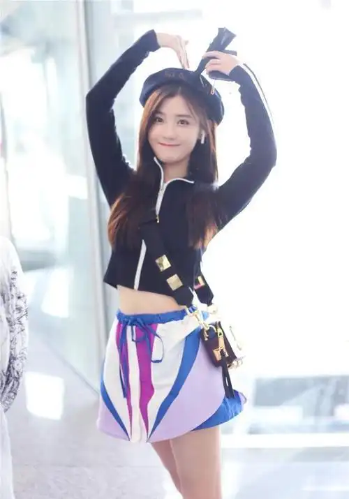 陈意涵这身材真好,穿露脐夹克配短裙大秀蚂蚁腰,"腰精"本精了