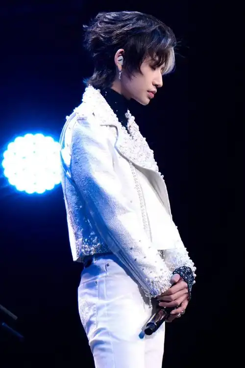 郎朗音乐会嘉宾是小鬼##小鬼今晚白马王子即视感##小鬼新歌没有牡的