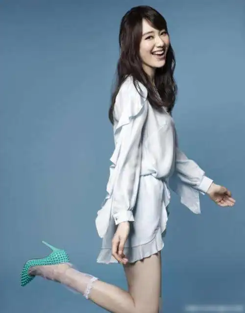 主持人王冠,因被捏造绯闻而隐退,37岁的她生活低调|曹可凡|央视|舞林