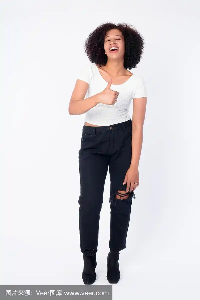 幸福年轻美丽的非洲女人竖起大拇指的全身照片