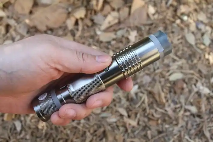 m11型多功能防身电击手电筒强光高压防狼电棒(多色可以选)