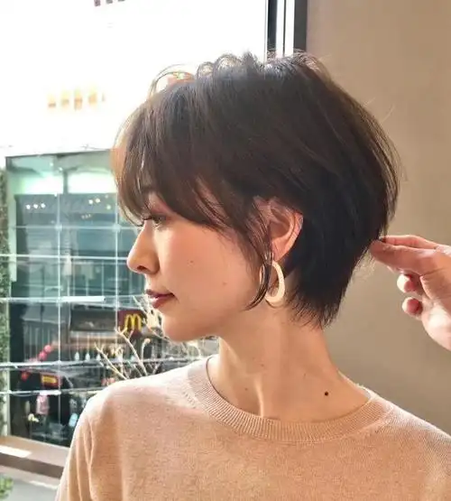 女人的头发"宜短不宜长",不信看这4款短发烫,洋气又减龄|发型|烫发