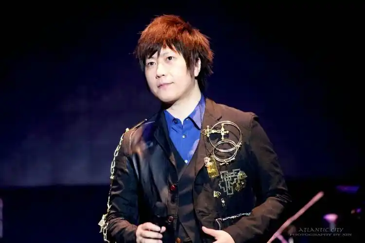 五月天 阿信#时间磨平了我的棱角,但有些人我还是忘不掉#陈信宏