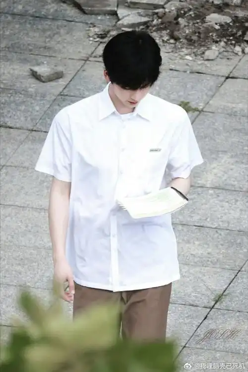 张凌赫白衬衫男高感##张凌赫白衬衫校服路透