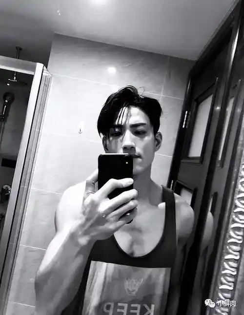 张峻宁自律全写在腹肌上完全没年龄感请男演员按这个标准卷