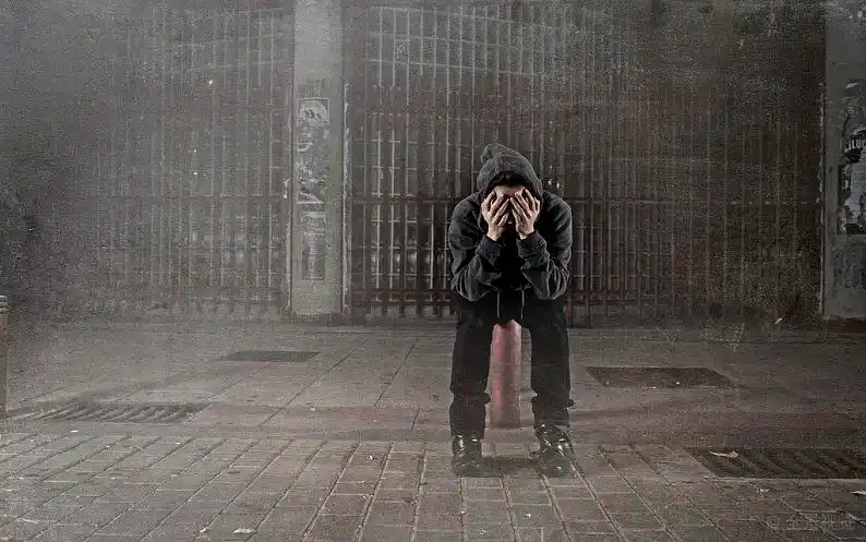 悲伤_女人_一个_街上_困苦_沮丧_绝望_穿_帽衫_看_无助_坐_孤单_城市