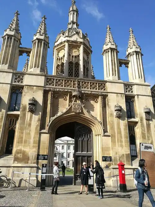 剑桥大学实际上只是一个组织松散的学院联合体,剑桥的31所学院错落有