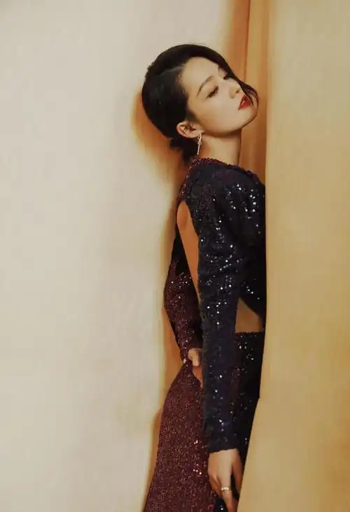 李沁这身造型真拼了亮片大开叉长裙秀美腿露背杀很抢镜