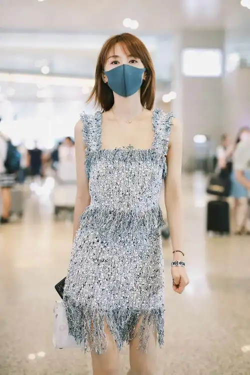 王子文轻便裙装现身机场 尽显夏日清新