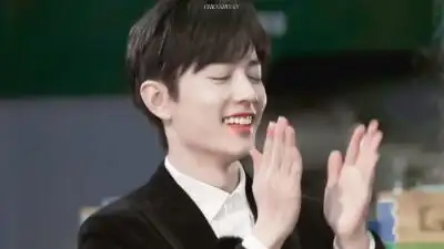 肖战开心的拍手