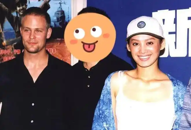 50岁宁静妇女节献唱染金发化浓妆酷似外国人身材丰腴超性感