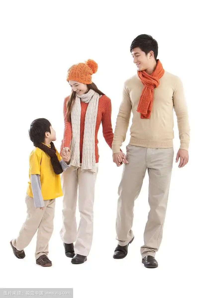 一家三口手拉手