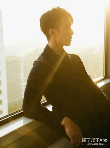 宠妻男神也fashion,吴尊现身giorgio armani活动,黑色格纹西装演绎