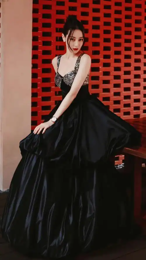 迪丽热巴黑色镶钻礼服写真##迪丽热巴把刘海梳上去了