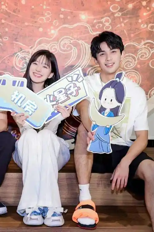 吴磊赵露思穿白衣出席活动 笑容甜美互动甜到掉牙_合体_一身_照片