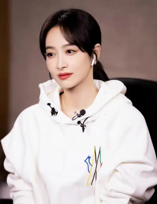 宋茜的穿搭休闲简约